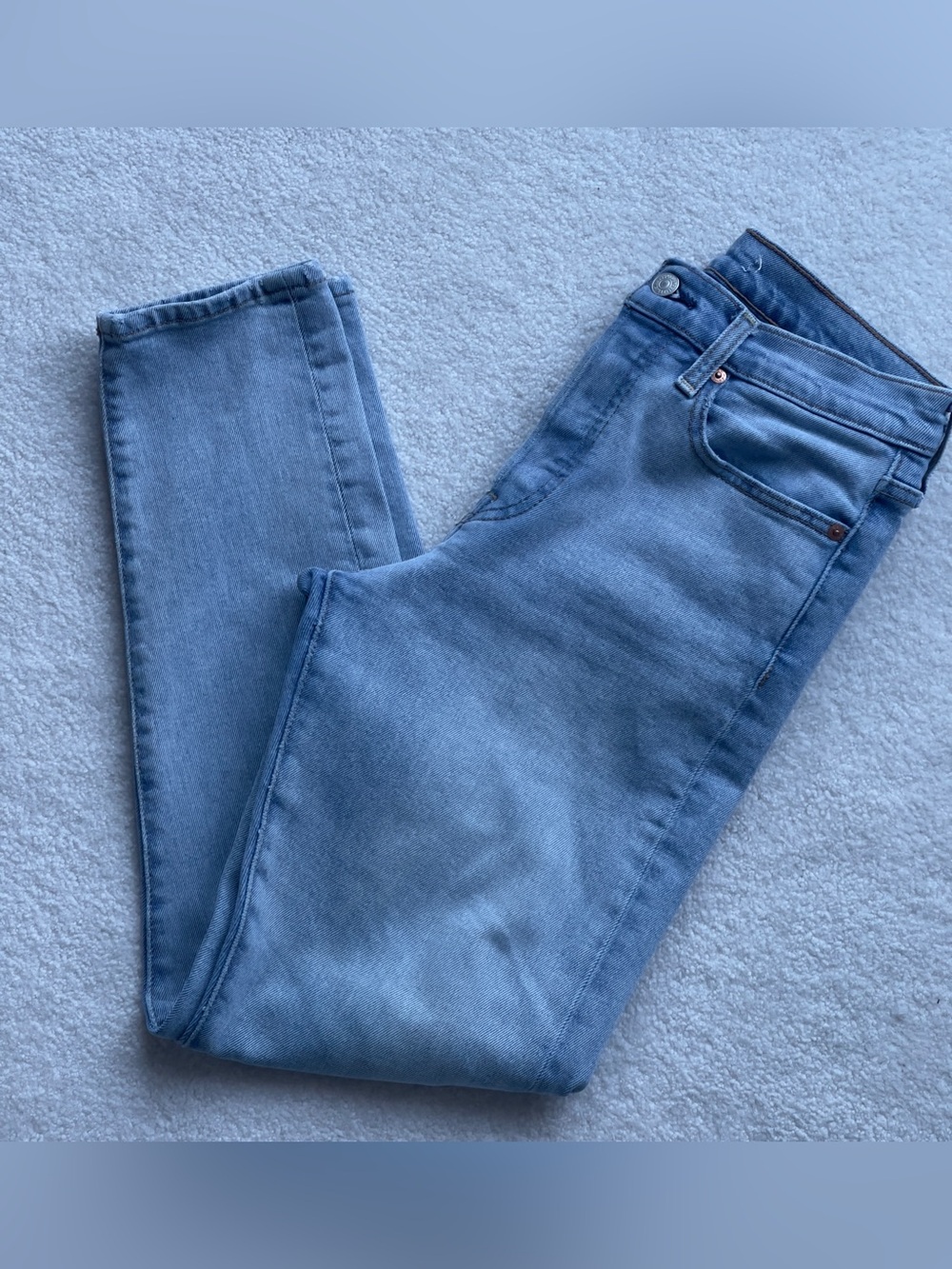 Levi’s Wedgie Fit Women’s light Wash High Rise 5 Pockets Denim Jeans EUC 27 - Picture 2 of 9